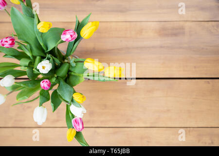 Tulpen von oben auf Holz Stockfoto