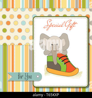 alles Gute zum Geburtstagskarte mit einem Elefanten in einem Schuh versteckt Stockfoto