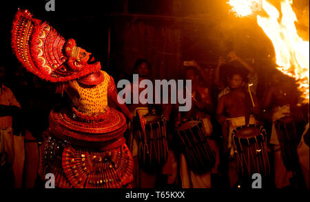 Theyyam (Teyyam, Theyam, Theyyattam) ist ein beliebtes Ritual Form der Anbetung in Kerala, dieses Bild zeigt Kathivanoor veeran theyyam Stockfoto