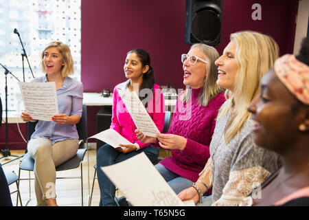 Frauen Chor mit Noten singen in Music Recording Studio Stockfoto