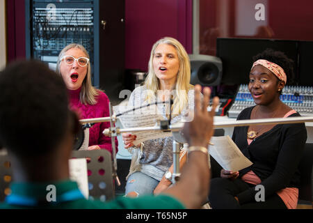 Frauen Chor mit Noten singen in Music Recording Studio Stockfoto