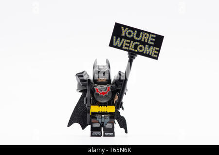 Lego Batman Kampf bereit halten Sie sind Willkommen anmelden. Lego Minifiguren sind von der Lego Gruppe hergestellt. Stockfoto