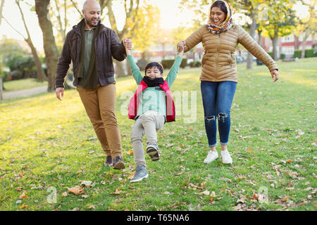 Verspielte muslimische Familie im Herbst Park Stockfoto