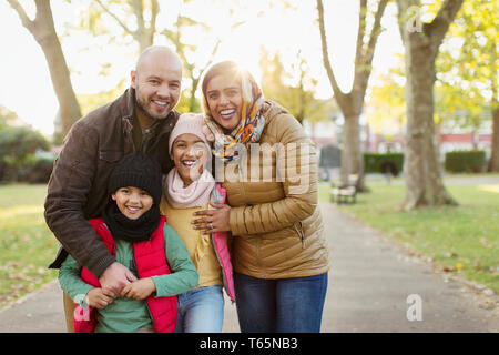 Portrait happy Muslimische Familie im Herbst Park Stockfoto