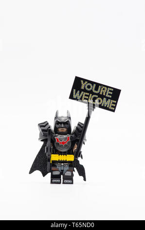 Lego Batman Kampf bereit halten Sie sind Willkommen anmelden. Lego Minifiguren sind von der Lego Gruppe hergestellt. Stockfoto