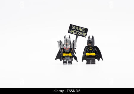 Lego Batman mit Batman Kampf bereit halten Sie sind herzlich Willkommen. Lego Minifiguren sind von der Lego Gruppe hergestellt. Stockfoto