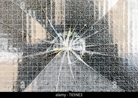 Broken wire mesh Sicherheitsglas. Stockfoto