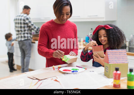 Mutter und Tochter Malerei Haus Handwerk in der Küche Stockfoto
