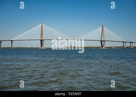 Die ravenel Bridge, vom Wasser aus gesehen, dass verbindet Charleston, SC nach Mount Pleasant, Sc. Stockfoto