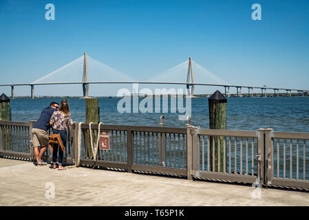 CHARLESTON, SC - 29. MÄRZ 2019: Die ravenel Bridge, vom Wasser aus gesehen, dass verbindet Charleston, SC nach Mount Pleasant, Sc. Stockfoto