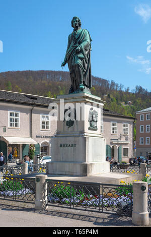 Mozart Denkmal Salzburg, mit Blick auf die Statue von Mozart in der Mozartplatz in der Altstadt (Altstadt) Salzburg, Österreich. Stockfoto