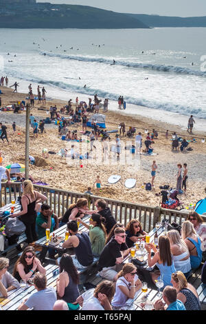 Urlauber genießen die Sonne auf den Fistral Beach in Newquay in Cornwall. Stockfoto