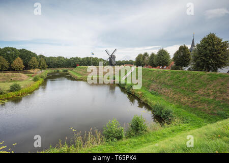 Mit Blick auf den Graben um Bourtange mit der Mühle im Hintergrund Stockfoto