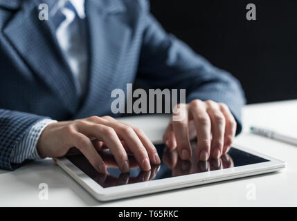 Männliche Hände schreiben auf digitale Tablet Touch Screen Stockfoto