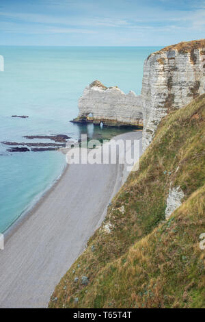 Die Falaise d'Amont mit einem leeren Strand, von Etretat gesehen Stockfoto