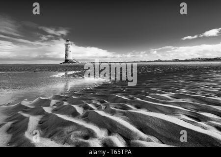 Die etwas schiefen Talacre Leuchtturm und Strand in der Nähe von Prestatyn an der Küste von Nordwales Stockfoto