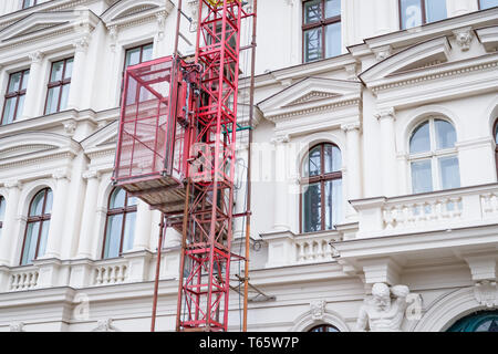 Fassade der Wiederherstellung oder Wiederherstellung Konzept. Schönen historischen Prager Haus und Gerüst Aufzug Stockfoto