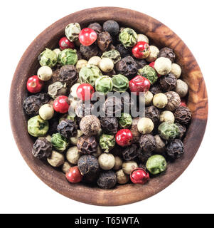 Bunte Pfefferkörner in Houten auf weißem Hintergrund. Datei enthält Freistellungspfaden. Stockfoto