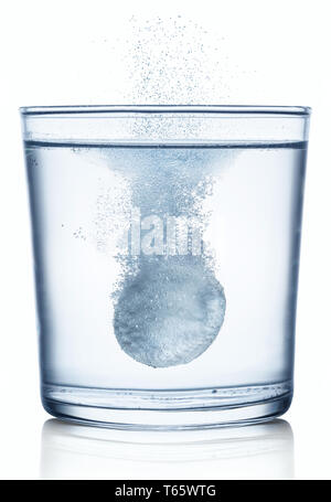 Brausetablette aufzulösen in einem Glas Wasser. Auf weissem Hintergrund. Stockfoto