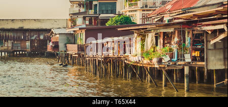 Malerischer Blick auf Bangkok Riverside, Thailand. Slums auf Stelzen im Vordergrund. Panorama Stockfoto