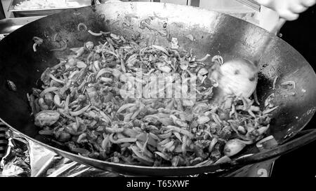 Schwarz-weiß-Bild vom Kochen von Gemüse im Wok Pfanne bei Café im Freien Stockfoto