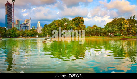 Panoramablick auf die Skyline von Bangkok, Thailand. Blick vom Lumphini Park. Teich im Vordergrund Stockfoto