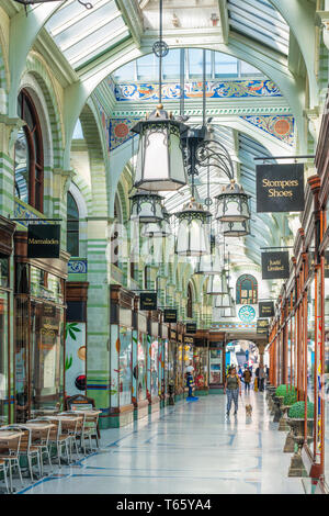 Norwich Royal Arcade, die vom Marktplatz in Richtung Norwich Castle läuft und wurde nach den Plänen des Architekten George Skipper im Jahr 1899 konzipiert. Norfolk, England, Großbritannien Stockfoto