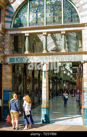 Norwich Royal Arcade, die vom Marktplatz in Richtung Norwich Castle läuft und wurde nach den Plänen des Architekten George Skipper im Jahr 1899 konzipiert. Norfolk, England, Großbritannien Stockfoto