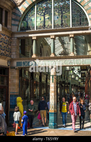 Norwich Royal Arcade, die vom Marktplatz in Richtung Norwich Castle läuft und wurde nach den Plänen des Architekten George Skipper im Jahr 1899 konzipiert. Norfolk, England, Großbritannien Stockfoto