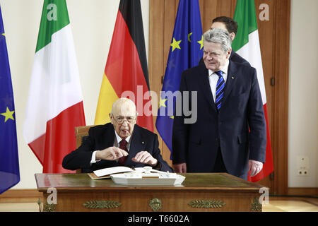 Bundespräsident Joachim Gauck empfängt italienischen Präsidenten Giorgio Napolitano in Berlin. Stockfoto