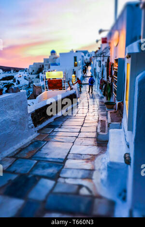 Straße in ein Dorf. Stockfoto