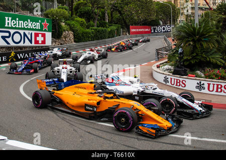 Monte Carlo / Monaco - 05/27/2018 - #35 Sergei Sirotkin (RUS, Williams) und #2 Stoffel Vandoorne (BEL, McLaren) kämpfen um Position zu Beginn der t Stockfoto