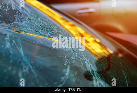 Glasscherben auf der Auto mit kaputten nach Crash Unfall Windschutzscheibe Stockfoto