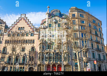 BARCELONA, SPANIEN - 12. März: Casa Batllo und Casa Ametller Fassaden. Sie sind berühmte Sehenswürdigkeiten in Barcelona. Stockfoto