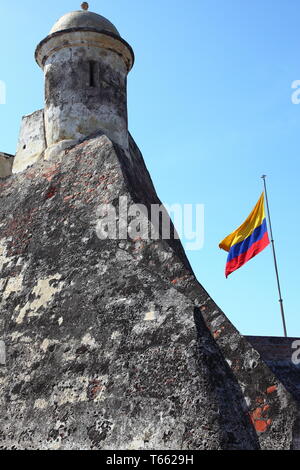 Kolumbianische Flagge auf der dicken Mauern vom Aussichtsturm der Burg San Felipe de Barajas, östlich der Stadtmauer von Cartagena in Kolumbien Stockfoto