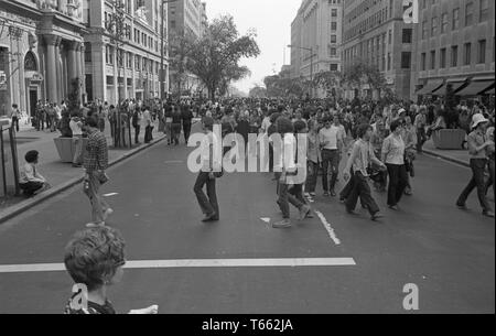 Eine Masse der Demonstranten, Wandern in der Mitte einer städtischen Straße, während der Kent State/Kambodscha Einfall Protest, Washington, District of Columbia, 9. Mai 1970. () Stockfoto