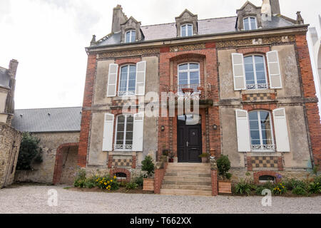 Sainte-Marie-du-Mont, Frankreich - 16. August 2018: Street View und historischen Gebäude in Sainte Marie du Mont. Manche, Normandie, Frankreich Stockfoto