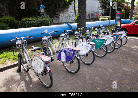 Vermietung E-Bikes der Firma Kölner Verkehrsbetriebe KVB (Kölner Public Transport Company) an eine Ladestation der Mobilstation auf der Ch Stockfoto