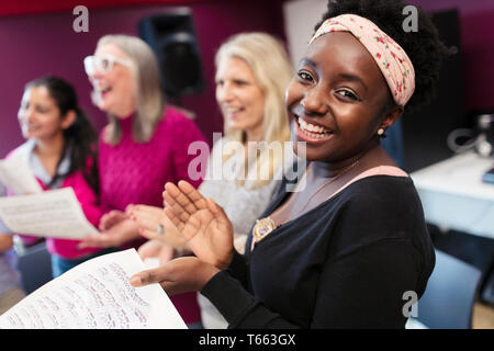 Glückliche Frau singen im Chor in Music Recording Studio Stockfoto