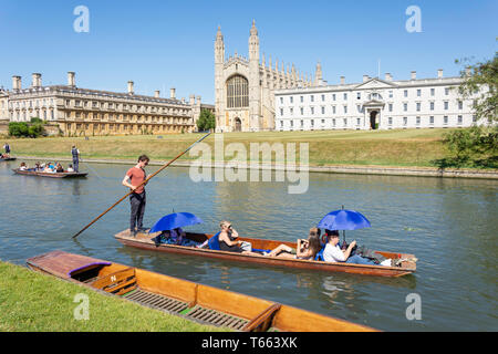 Punting on the River Cam, King's College, Cambridge, Cambridgeshire, England, Vereinigtes Königreich Stockfoto