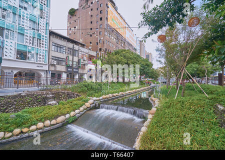 Taichung, Taiwan - 9. Dezember 2018: fließende Wasser Fluss durch die Stadt an der Green River hydrologischen Trail in Taichung, Taiwan. Stockfoto