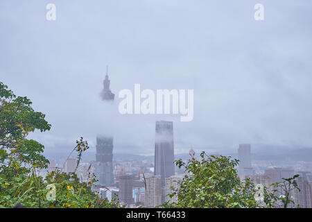 Taipei, Taiwan, 10. Dezember 2018: ein Nebel, eine Ansicht von Xiangshan Hügel in Taipei, Taiwan Taipei 101 das höchste Gebäude. Stockfoto