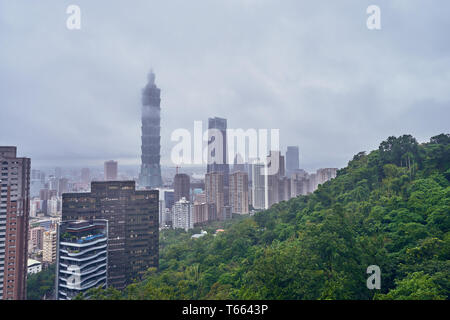 Taipei, Taiwan, 10. Dezember 2018: ein Nebel, eine Ansicht von Xiangshan Hügel in Taipei, Taiwan Taipei 101 das höchste Gebäude. Stockfoto