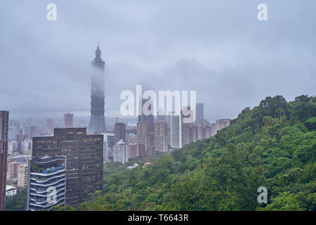 Taipei, Taiwan, 10. Dezember 2018: ein Nebel, eine Ansicht von Xiangshan Hügel in Taipei, Taiwan Taipei 101 das höchste Gebäude. Stockfoto