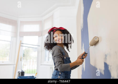 Portrait Happy girl Malerei Wand Stockfoto