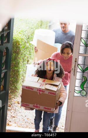 Aufgeregt Familie Umzug in neues Haus Stockfoto
