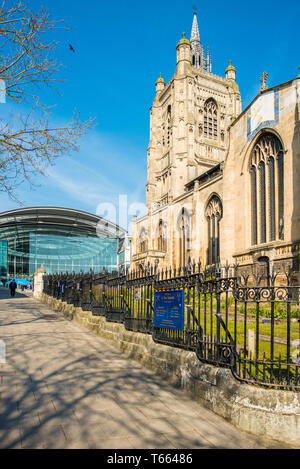 St. Peter Mancroft Kirche mit dem Forum, Millennium Plain, Norwich, Norfolk, England, Vereinigtes Königreich. Stockfoto