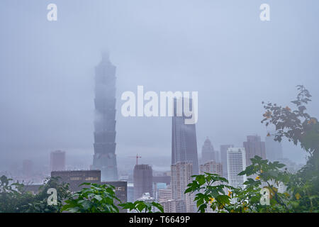 Taipei, Taiwan, 10. Dezember 2018: ein Nebel, eine Ansicht von Xiangshan Hügel in Taipei, Taiwan Taipei 101 das höchste Gebäude. Stockfoto