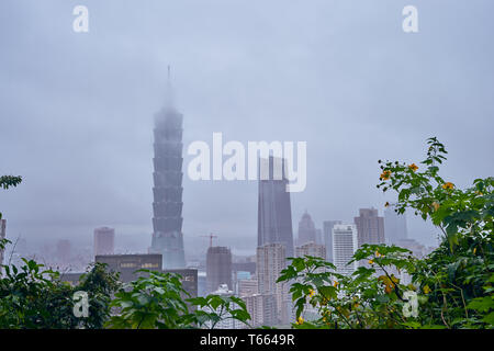 Taipei, Taiwan, 10. Dezember 2018: ein Nebel, eine Ansicht von Xiangshan Hügel in Taipei, Taiwan Taipei 101 das höchste Gebäude. Stockfoto