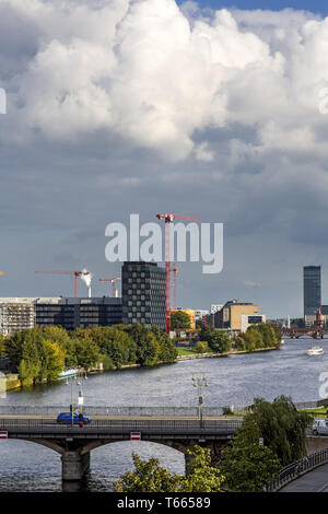 Skyline von Berlin mit Kanal und dramatischer Himmel Stockfoto